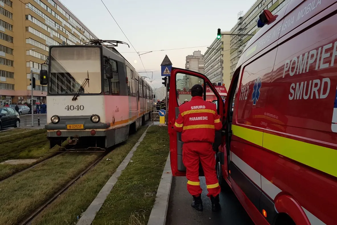 O bătrână a fost lovită de tramvai, în Bucureşti. Femeia a murit