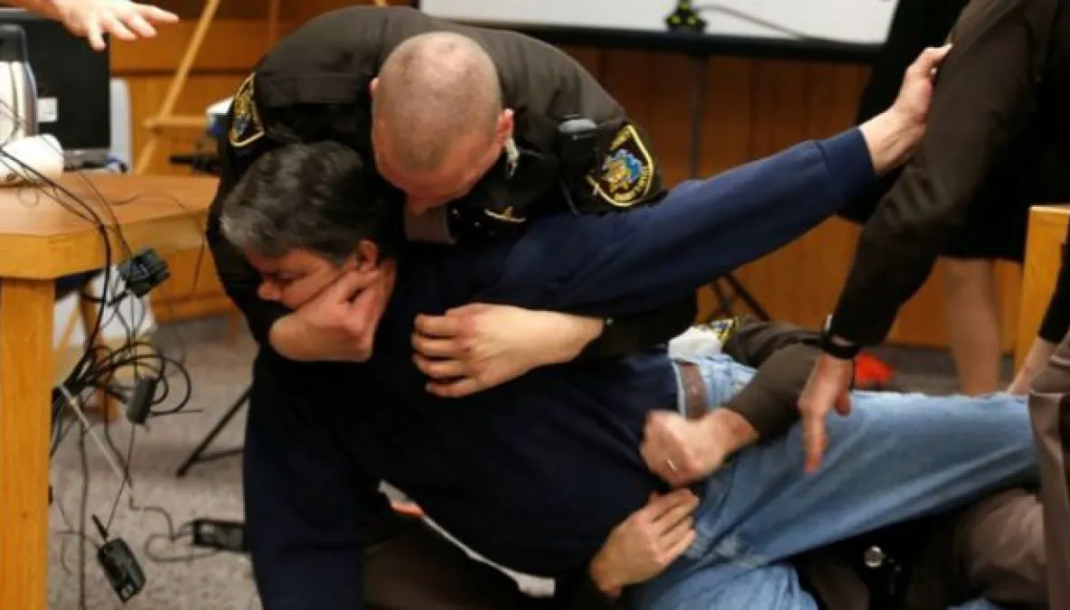 Momentul dramatic în care tatăl unor fete abuzate sexual a sărit, la tribunal, spre violator