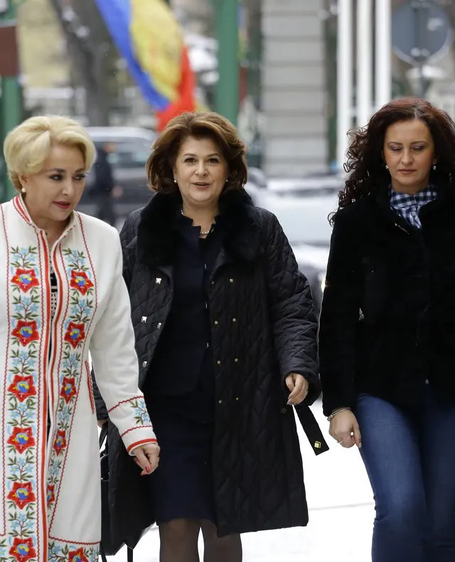 Cine o îmbracă pe Viorica Dăncilă. Cât costă celebrul palton alb al premierului