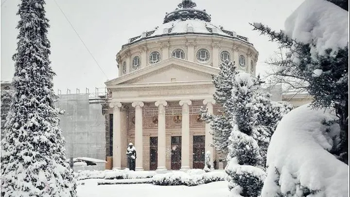 Ninsoarea devine abundentă în Bucureşti pe parcursul zilei de luni