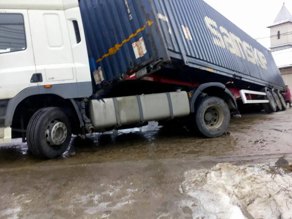 Circulaţie blocată în Dâmboviţa după ce un TIR s-a răsturnat 