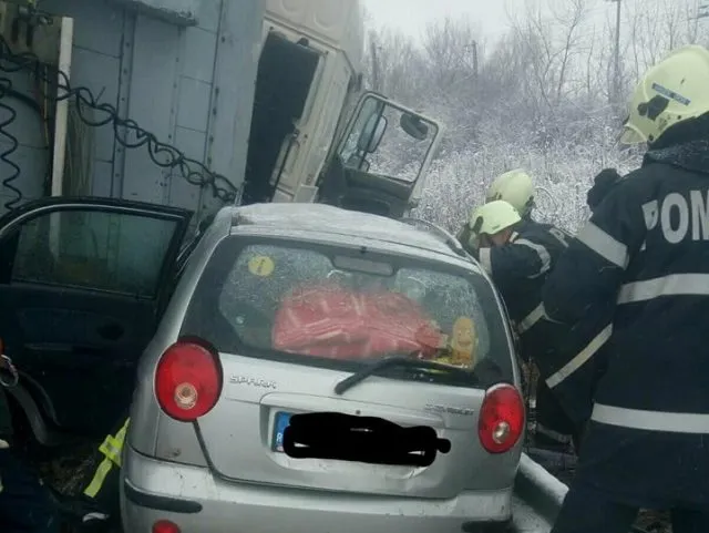 Accident groaznic pe DN 6. O femeie a murit, 3 răniți - o fetiță în comă   FOTO șocant