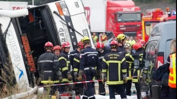 TRAGEDIE pe şosele! Un autobuz a lovit un camion: cel puţin 13 morţi şi 20 de răniţi