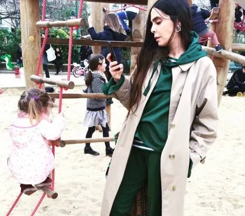 O mămică elegantă la locul de joacă al copiilor, dar ce are în picioare? Au crezut că nu văd bine