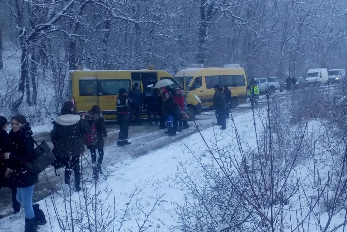Un autocar cu 31 de copii a derapat în Reghin
