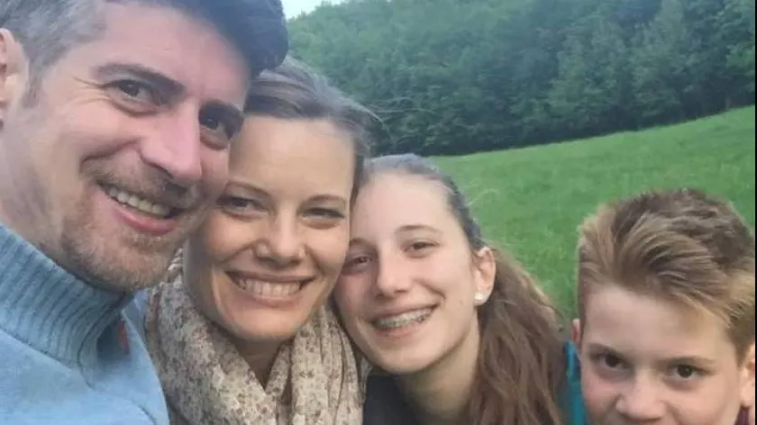 Tripla crimă de la Brașov. Mama și copiii au fost înmormântați. Rudele criminalului, prezente