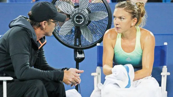 Simona Halep. Imagini incredibile de la WTA. Simona Halep îl "umileşte" pe antrenorul Darren Cahill 