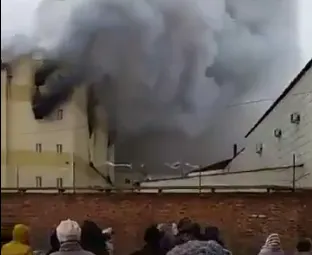 Incendiul de la mall-ul din Rusia ia proporții apocaliptice: 64 de morți, printre care zeci de copii