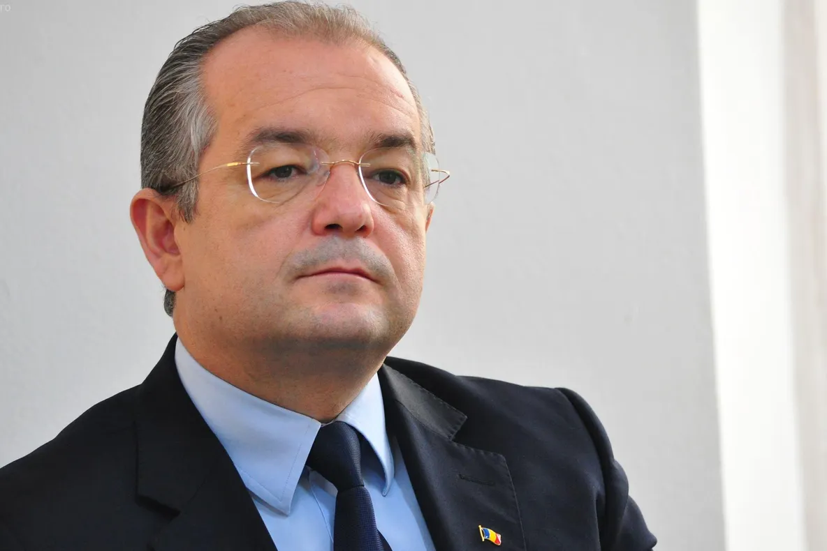 Imagini inedite cu Emil Boc. Deszăpezeşte trotuarul, cot la cot cu muncitorii