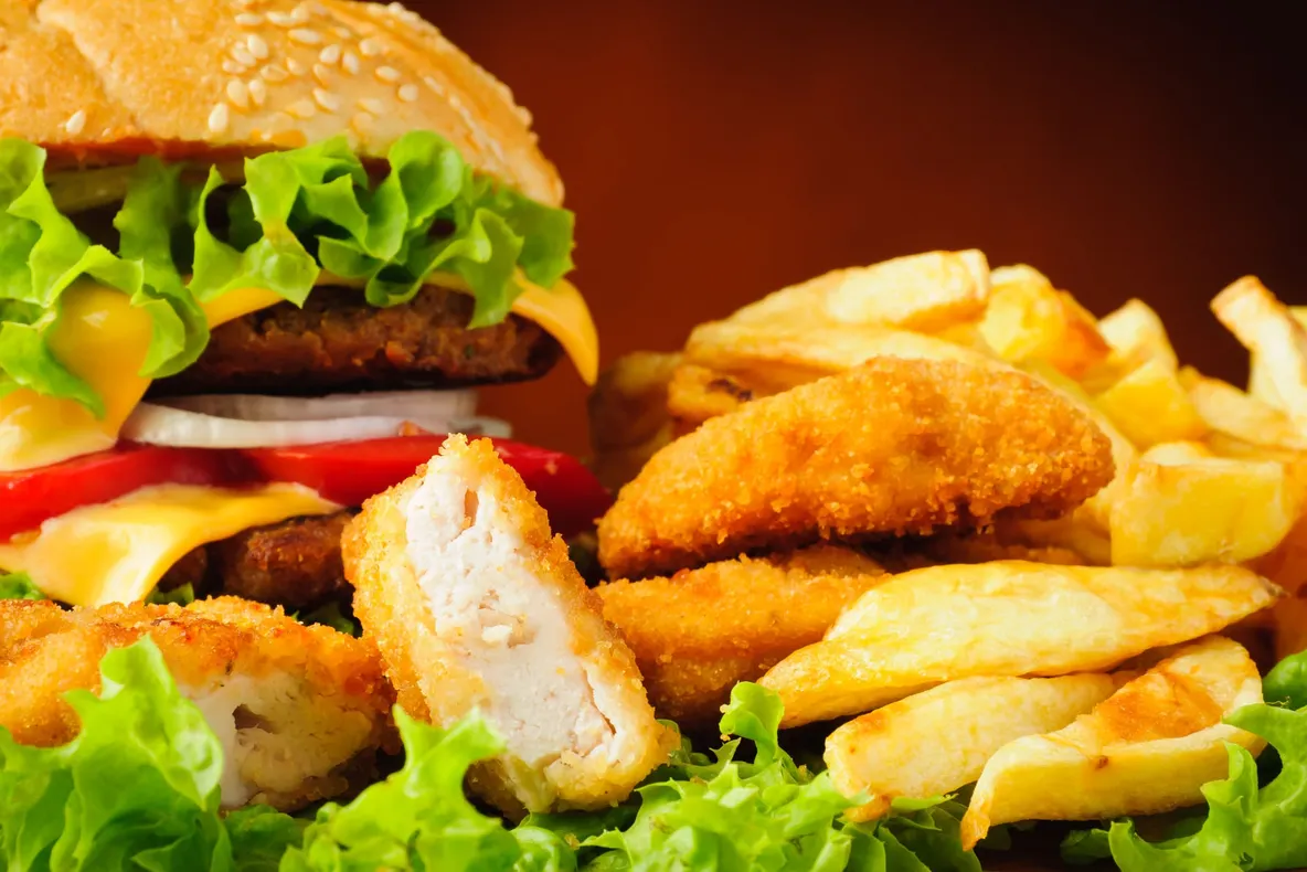 Mâncarea de la fast-food ne apără de cancer? Ce au descoperit cercetătorii