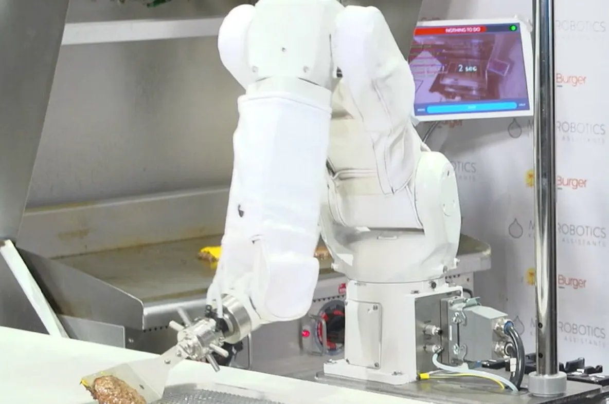 Robotul Masterchef pregătește burgeri în restaurante. Cum arată în acțiune