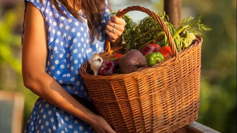 Şi tu arunci aceste părţi de la fructe şi legume? Foarte rău, au beneficii uriaşe pentru sănătate!