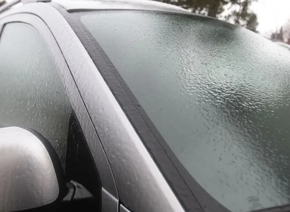 Cum să dezgheţi eficient şi rapid parbrizul de la maşină. Cel mai simplu truc