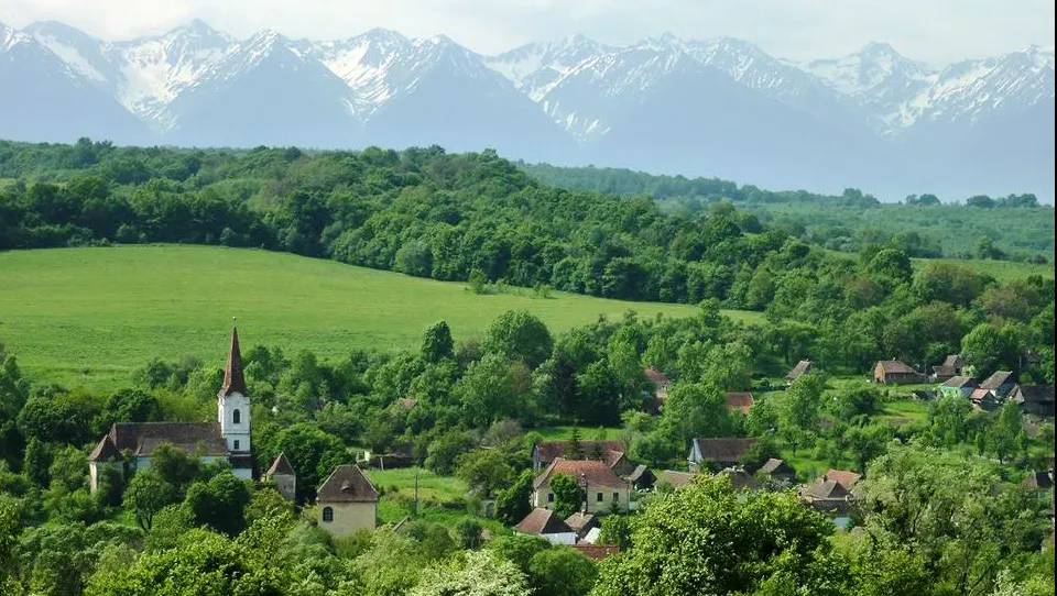 Locul din România unde o casă costă 2.000 de lei. Peisajul este mirific
