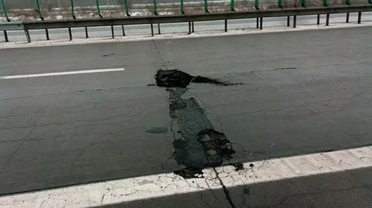 Ajungem să ne dorim să ningă, ca să umple gropile de pe şosele (VIDEO)
