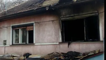 Incendiu puternic în Lupeni: doi oameni au ajuns în stare gravă la spital din cauza arsurilor