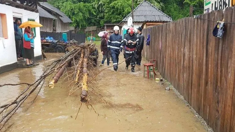 CODUL ROŞU de inundaţii a fost prelungit. 71 de localităţi din 15 judeţe, sub ape. Drumuri blocate
