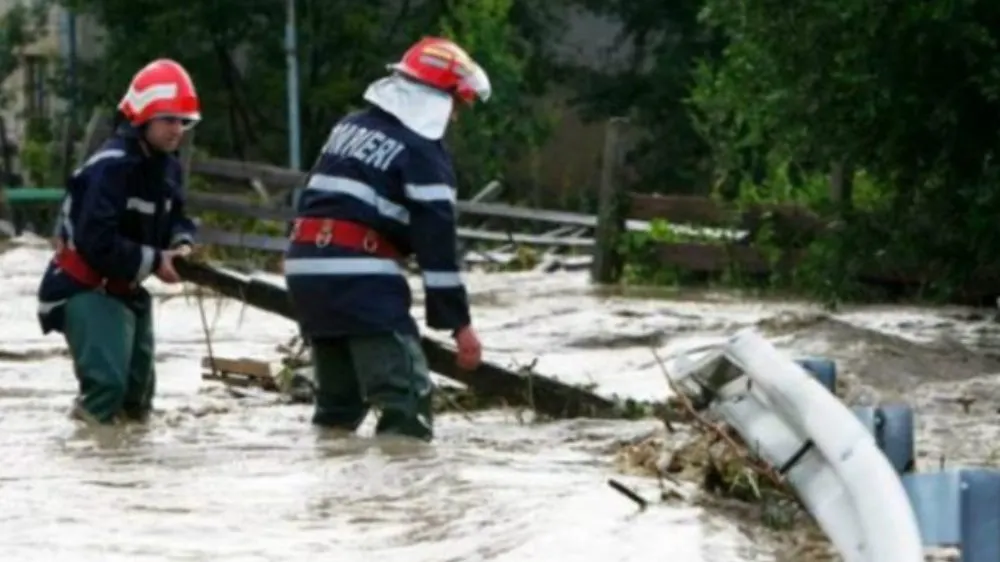 Decizia luată de MAI pentru prevenirea inundaţiilor. Mii de pompieri, în teren