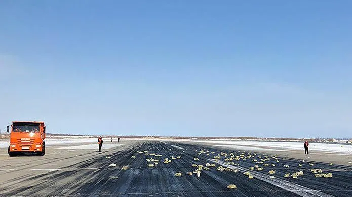 Un avion cu aur, platină şi diamante a început să piardă din încărcătură după decolare. Ce a urmat?