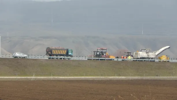 Aberant. Autostrada care s-a stricat înainte să fie inaugurată 