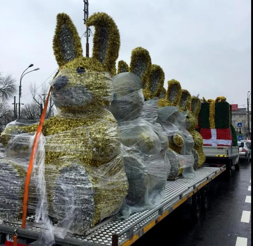 Misterul iepurașilor aurii giganți, dezlegat. Nu sunt ai lui Firea, ci ai lui Mutu