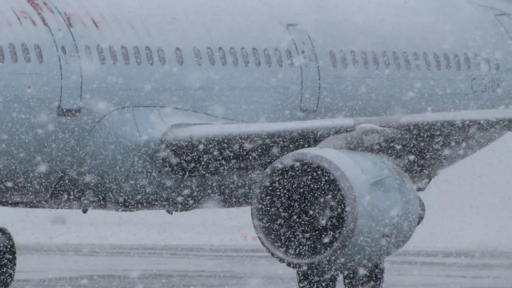 Întârzieri pe aeroportul Otopeni din cauza vremii. Informaţii în timp real