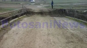 Singurul pod dintr-o localitate din Botoșani, cale de acces către comunitate, a cedat 