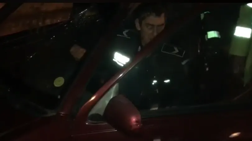 S-a făcut de răs! Un poliţist băut a lovit un autobuz (VIDEO)