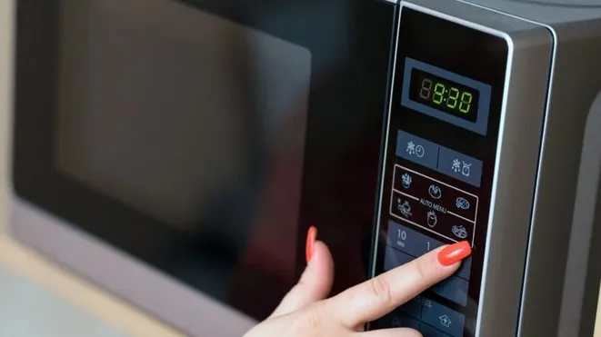 Aţi observat că ceasurile electrocasnicelor din casă au rămas în urmă? Nu vă panicaţi! 