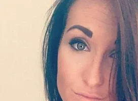 Profa-porno a trimis fotografii XXX unui puşti de 14 ani