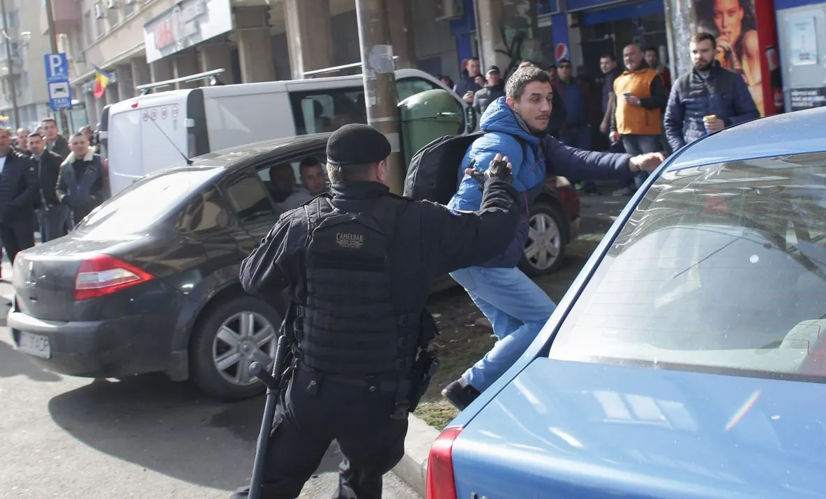 Scandal înaintea Congresului PSD. Protestatarii au fost "săltați" de jandarmi. Vezi imagini!