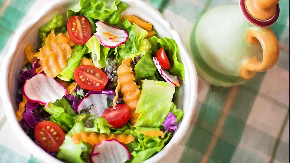 Salata îngrașă. Ce să nu mai adaugi niciodată în ea dacă ești la dietă