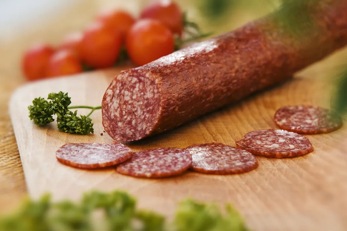 Alertă: Salam în care s-a depistat virusul pestei porcine africane, confiscat la vama Halmeu