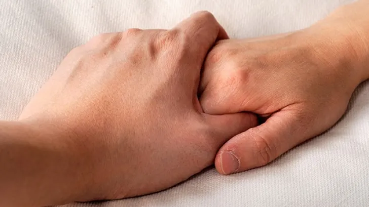 Muşcat de şarpele veninos, a luat mâna soţiei şi şi-a înfipt dinţii, pentru a muri împreună. Apoi...
