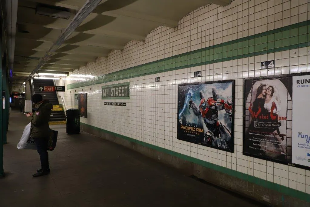Surorile de la Indiggo au ajuns pe posterele de la metroul din New York