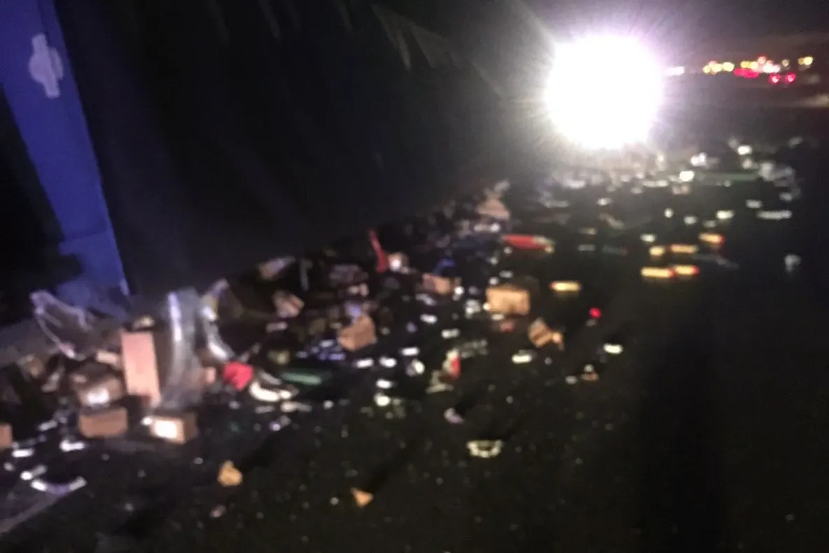 Circulaţie dificilă pe A2 după ce un tir s-a răsturnat - şoferul consumase alcool