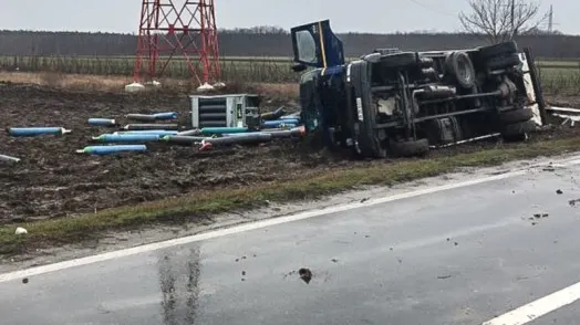 Panică pe DN41: un TIR încărcat cu tuburi de oxigen și acetilenă s-a răsturnat 