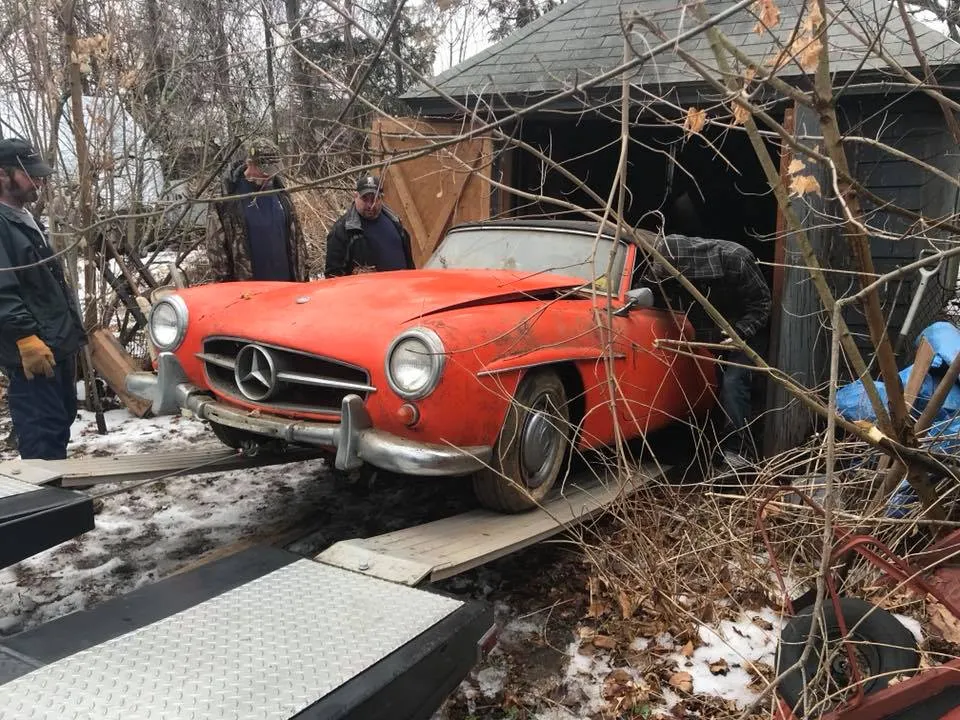 În garaj, Mercedesul zăcea de 40 de ani. Au ridicat capota și au încremenit. Pozele spun totul
