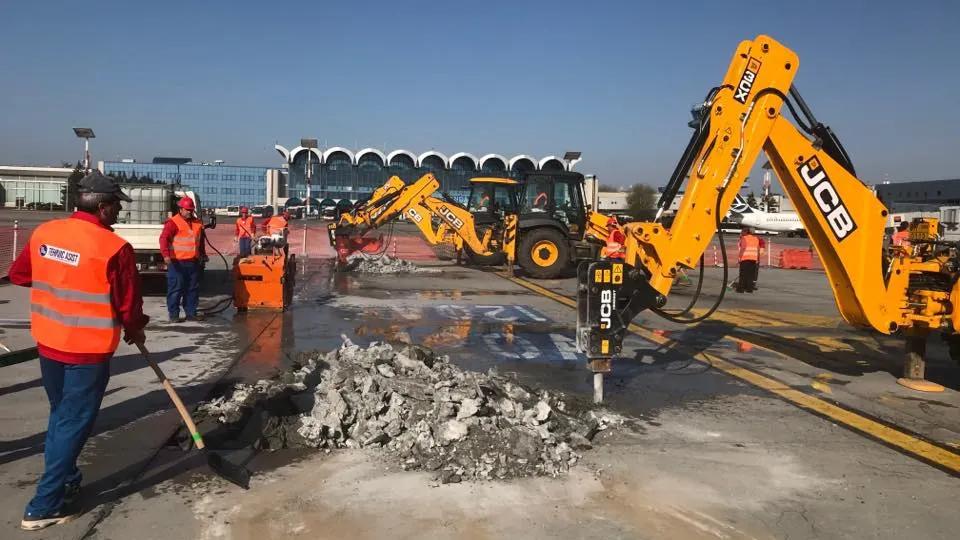 Pistele pline de gropi de pe aeroportul Otopeni, plombate până în noiembrie