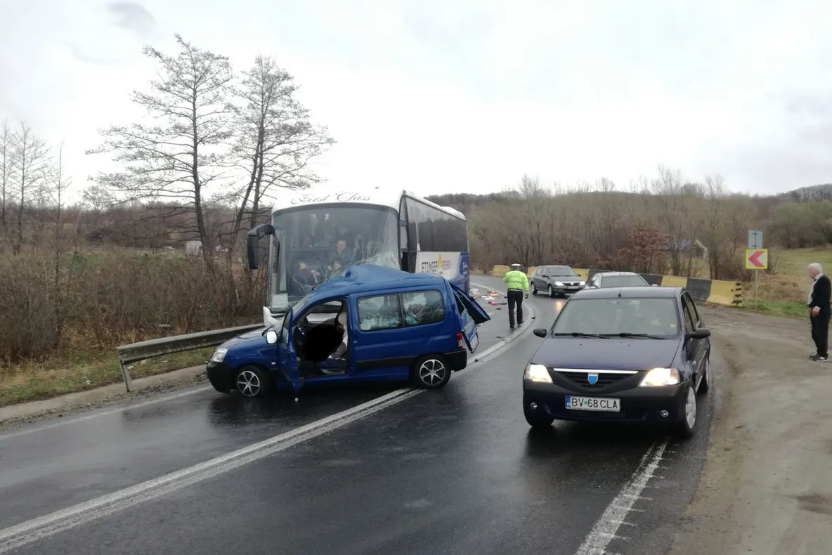 Accident grav la Sibiu, între un autocar cu 40 de persoane şi o maşină. O femeie a murit