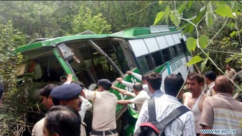 Tragedie de proporţii: 27 de copii de clase primare şi 3 adulţi, morţi într-un accident (VIDEO+FOTO)