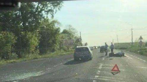 Motociclist, spulberat de un autoturism. Bărbatul n-a avut nicio şansă, a murit la spital