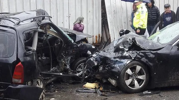 Doi morţi şi nouă răniţi, după un accident îngrozitor în Baia Mare. Şapte oameni, într-o maşină