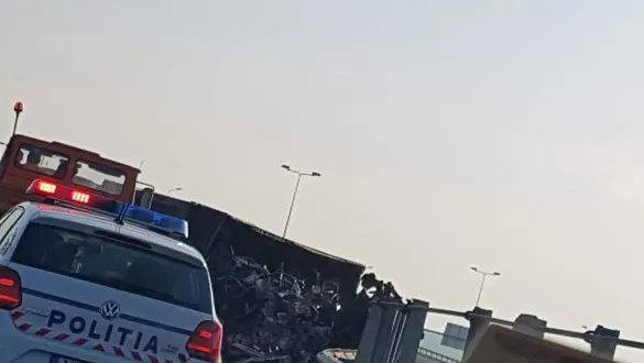 Camion cu fier vechi, răsturnat în sensul giratoriu de la Agigea. O victimă este încarcerată