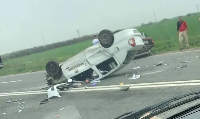 Accident spectaculos lângă Timişoara: maşină răsturnată, lovită apoi de camion 