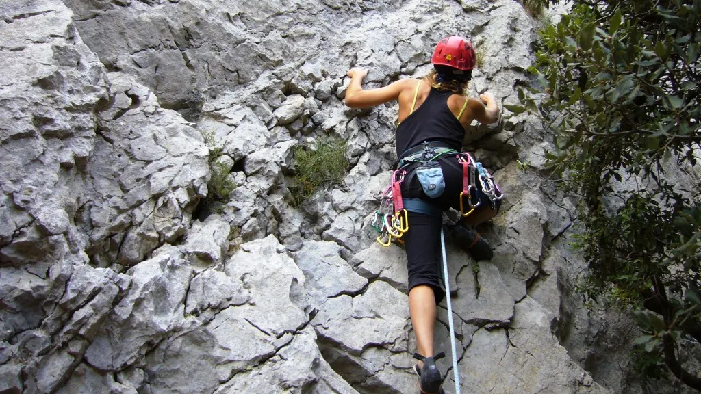 Un alpinist a MURIT după ce a căzut în gol 400 de metri. Bărbatul escalada cel mai înalt vârf din Germania