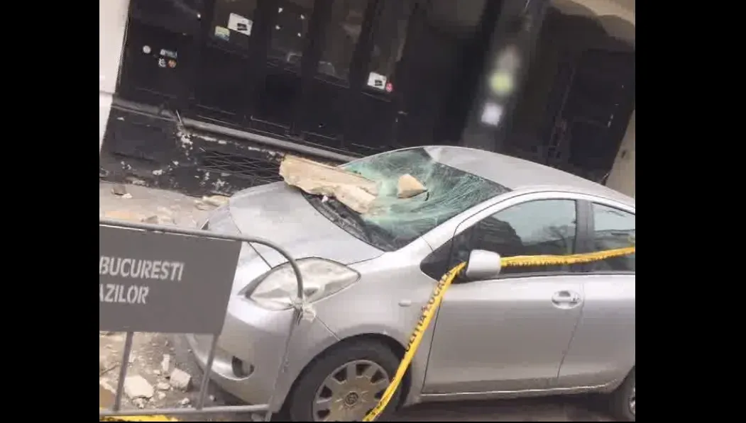 Incident în centrul Capitalei: O bucată de balcon a căzut peste o maşină. VIDEO