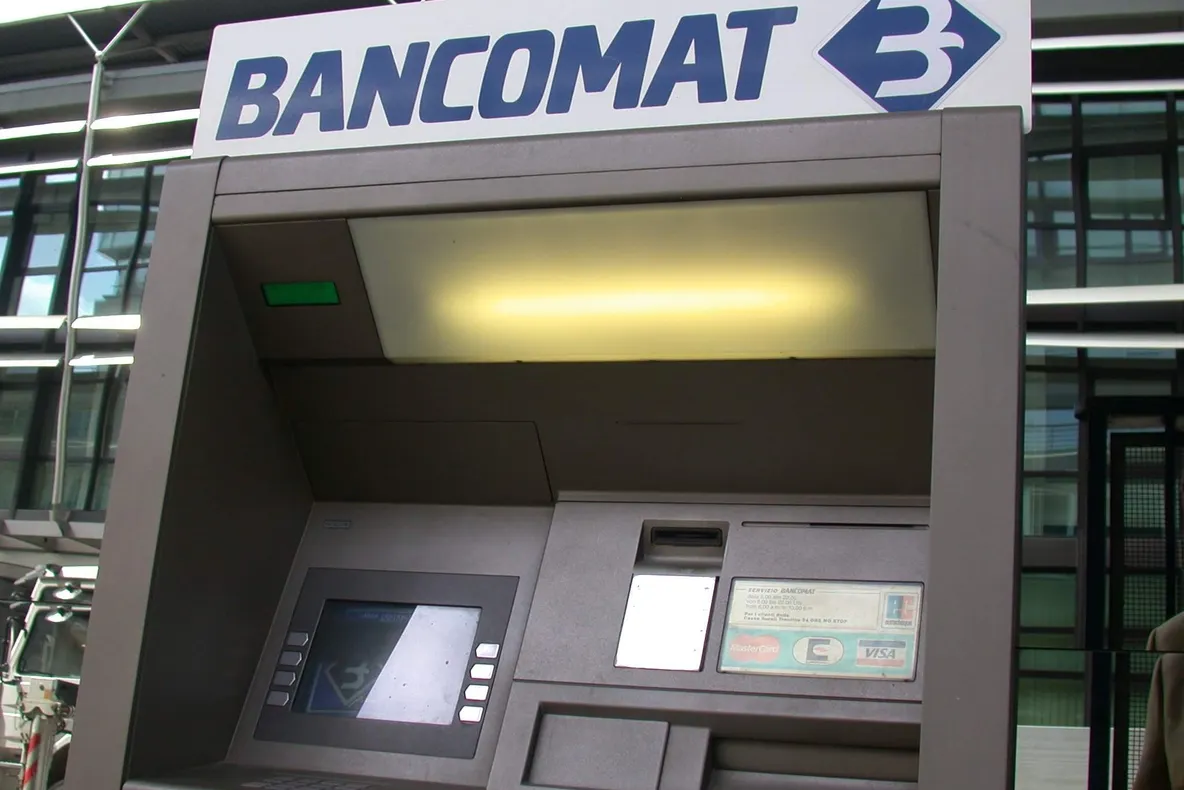 Un copil s-a electrocutat la un bancomat şi a ajuns la spital. Reacţia băncii