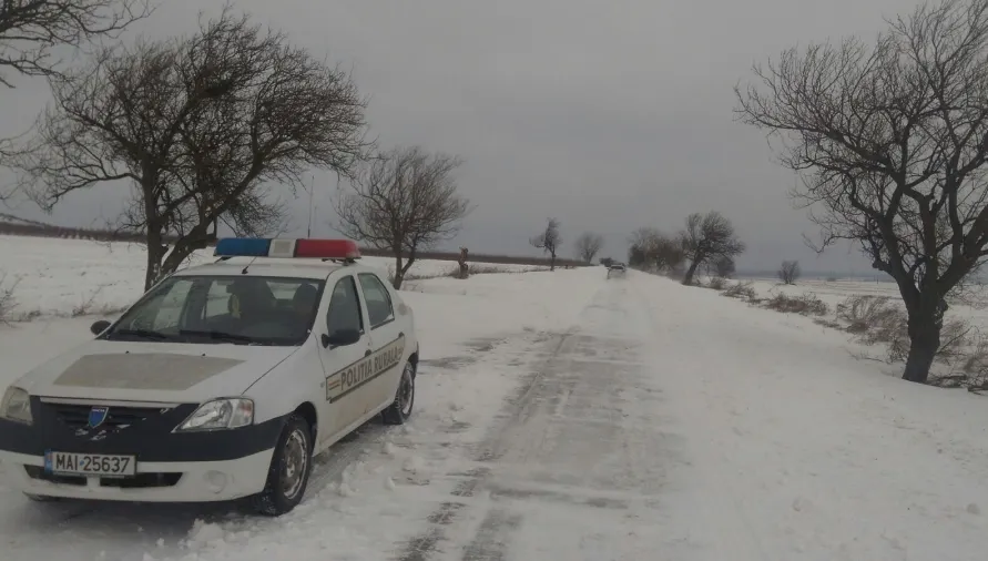 A depus plîngere penală pe numele poliţistului care l-a salvat din nămeţi. Motivul, ireal