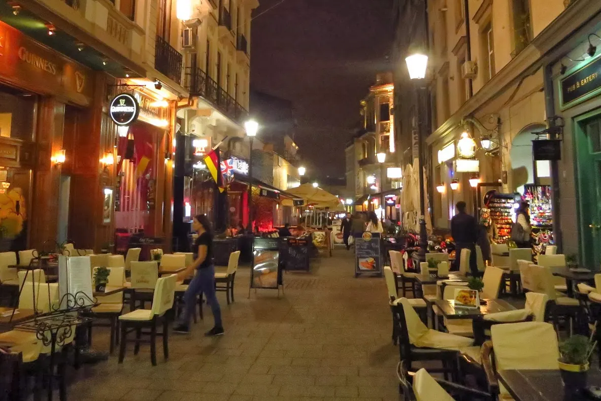 Dacă un bărbat vă cere să-i schimbaţi 500 lei într-un pub din Bucureşti, chemaţi imediat poliţia!
